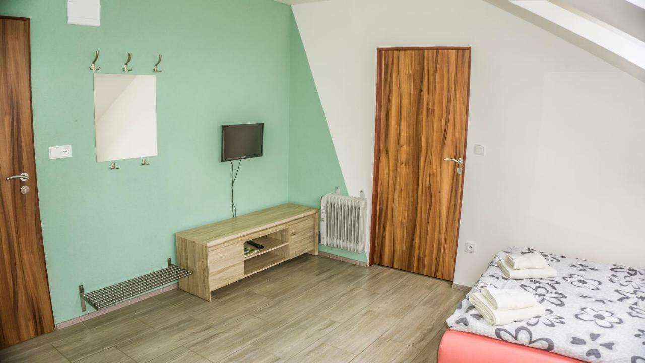 Penzion U Dablova Kopyta Rakvice Bagian luar foto